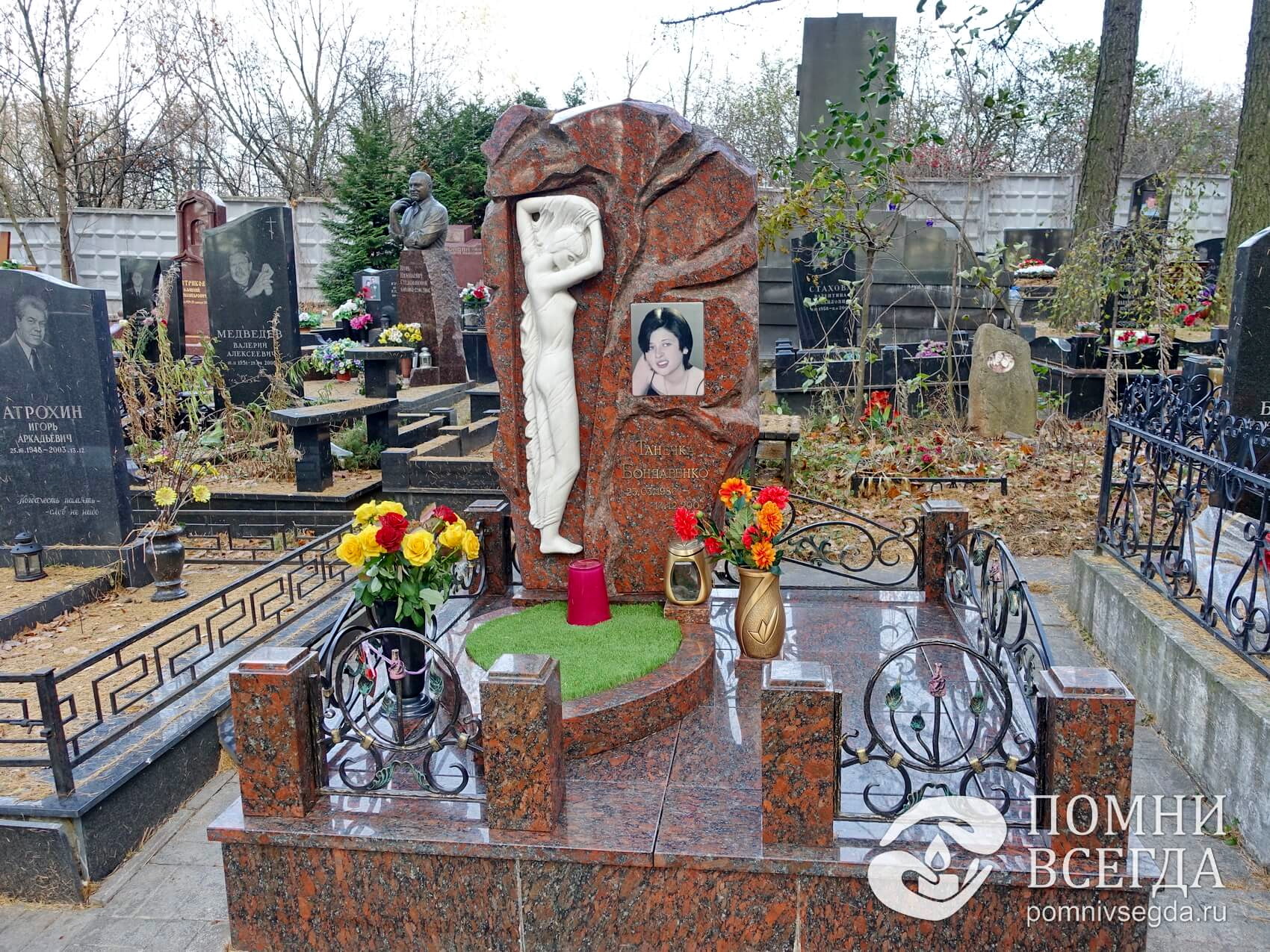 Покрытое искусной резьбой по камню надгробье