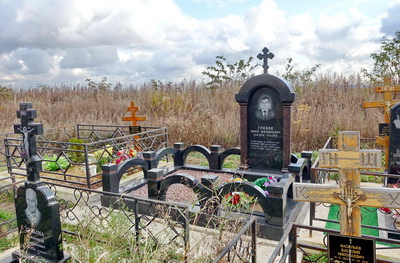 Большой памятник и ограждение с арками