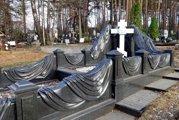 Укрытое вырезанным из камня траурным покрывалом ограждение